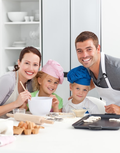 Genitori e bambini che giocano insieme in cucina