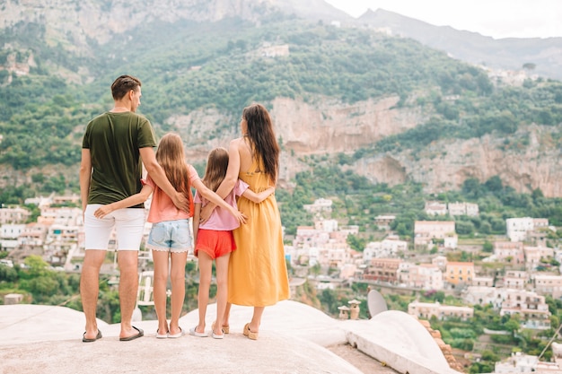 Genitori e bambini che guardano la città di Positano in Italia sulla Costiera Amalfitana