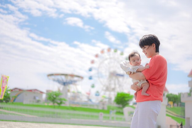 Genitori e bambini sorridenti e l'aspetto del parco divertimenti