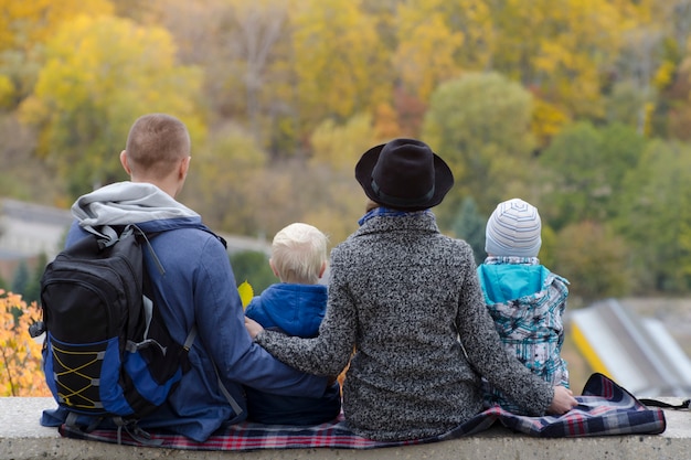 Genitori e due figli guardano la foresta di altezza.