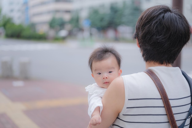 Genitori e figli a spasso per la città