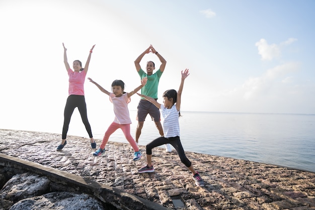 Genitori e figli asiatici fanno sport all'aperto