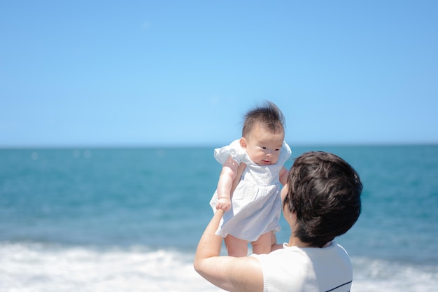 Genitori e figli che sembrano godersi il mare