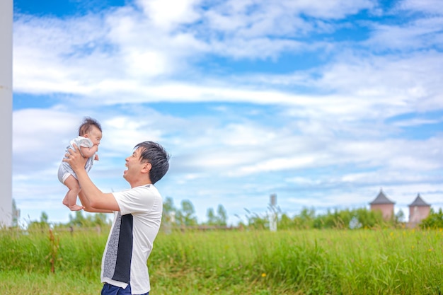 Genitori e figli e cielo blu