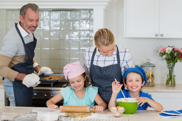 Genitori e figli preparano il cibo in cucina