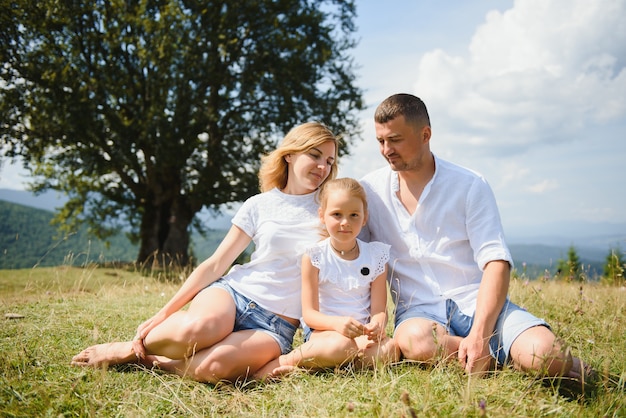 Genitori e figlia che si rilassano nella natura