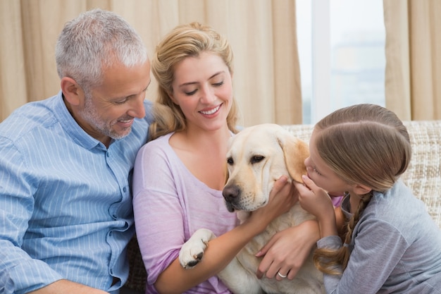 Genitori e figlia con animale domestico labrador