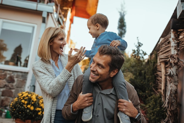 Genitori e figlio che giocano insieme all'aperto