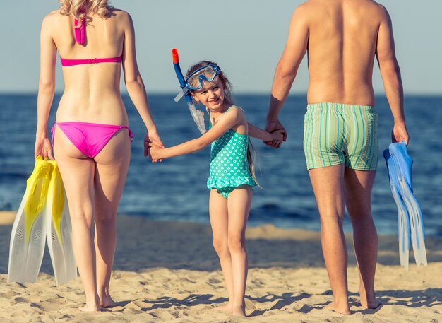 Genitori e la loro figlia si tengono per mano.