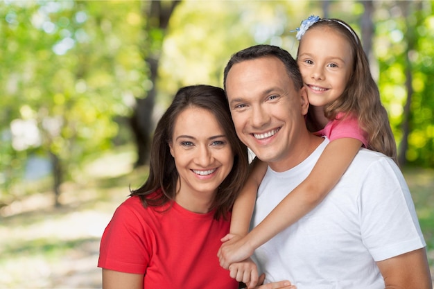 Genitori felici che accompagnano i loro figli