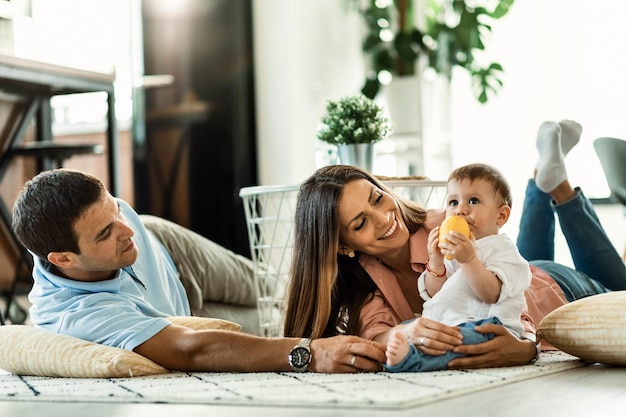 Genitori felici che si divertono con il loro figlio piccolo a casa