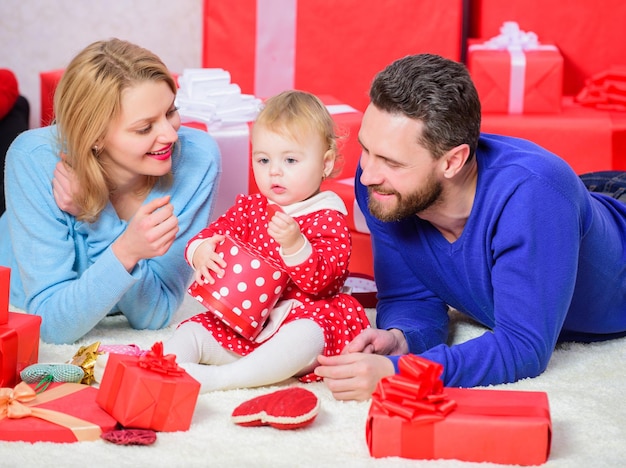 Genitori felici Coppia innamorata e bambino sono una famiglia felice Festeggiamo qualcosa di speciale Valori familiari tradizionali La famiglia festeggia l'anniversario San Valentino Una bella famiglia festeggia San Valentino