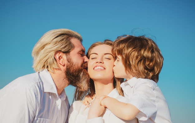 Genitorialità Famiglia felice Maternità paternità Figlio e papà baciano la madre Famiglia giovane con bambino I bambini amano la festa della mamma