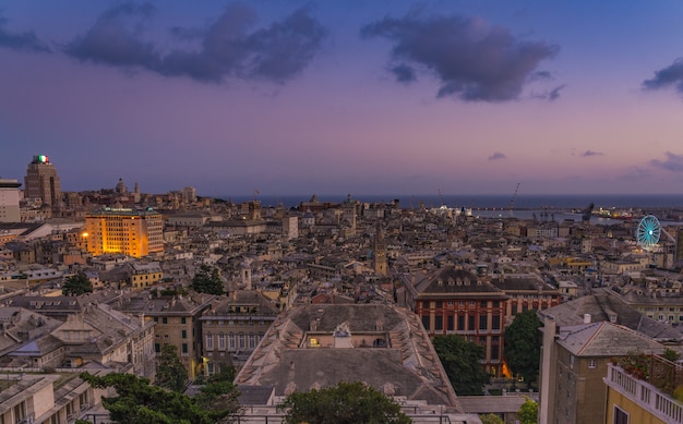 Genova al tramonto da Spianata Castelletto, Italia.