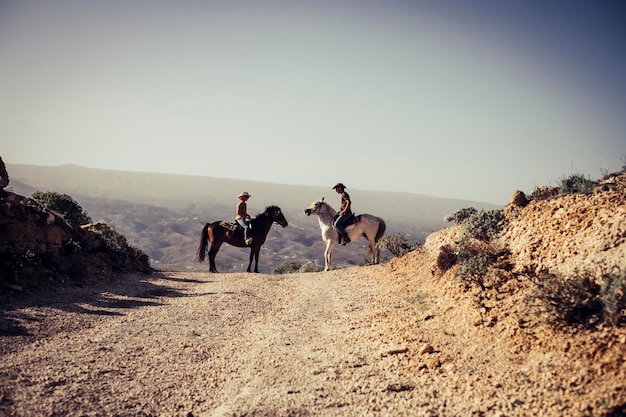 Gente a cavallo sul paesaggio contro il cielo