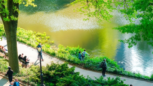 Gente a Central Park durante la primavera