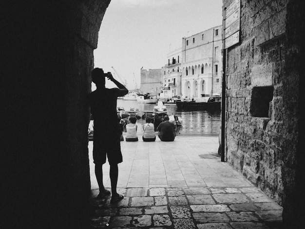 Gente al porto in città