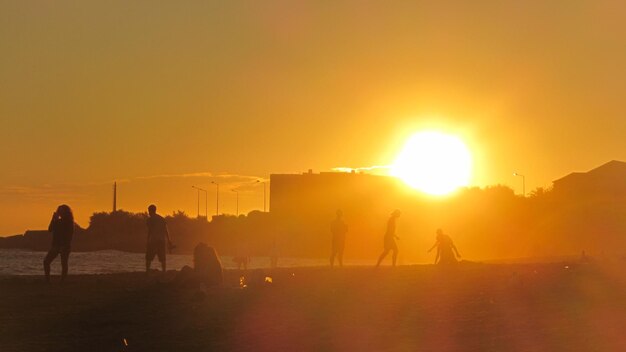 Gente al tramonto