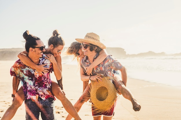 Gente allegra e felice che si diverte insieme in spiaggia