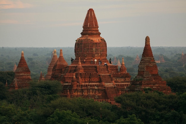 Gente allo stupa contro il cielo