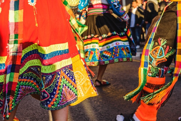 Gente che balla per strada durante la festa tradizionale