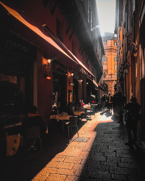 Gente che cammina per strada di notte