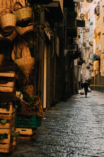 Gente che cammina per strada