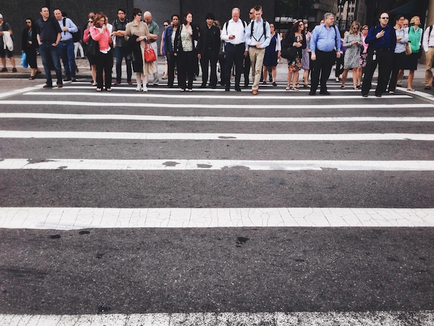 Gente che cammina per strada