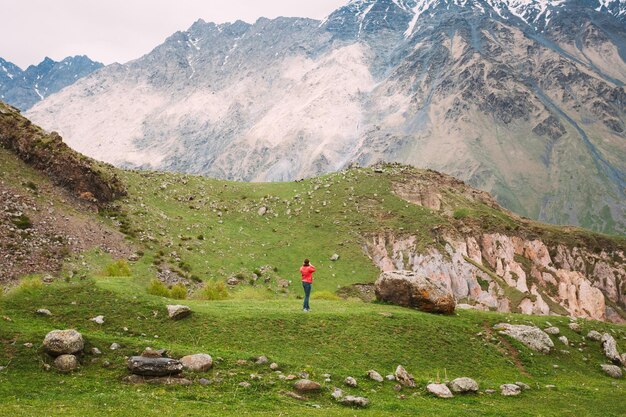Gente che cammina sulla montagna