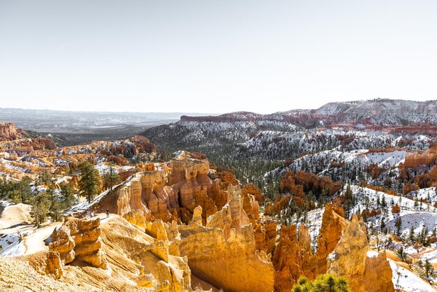 Gente che cammina tra i hoodoos sul sentiero navajo al parco nazionale di Bryce Canyon