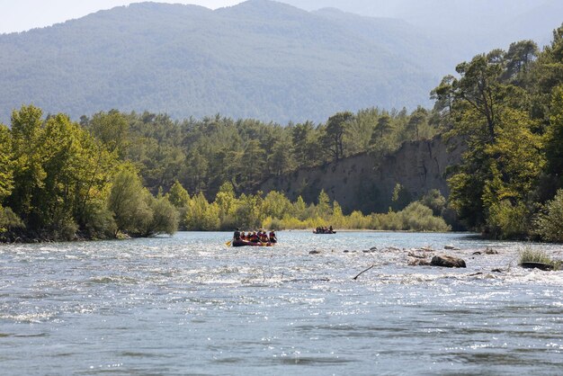 Gente che fa rafting sul fiume Foto