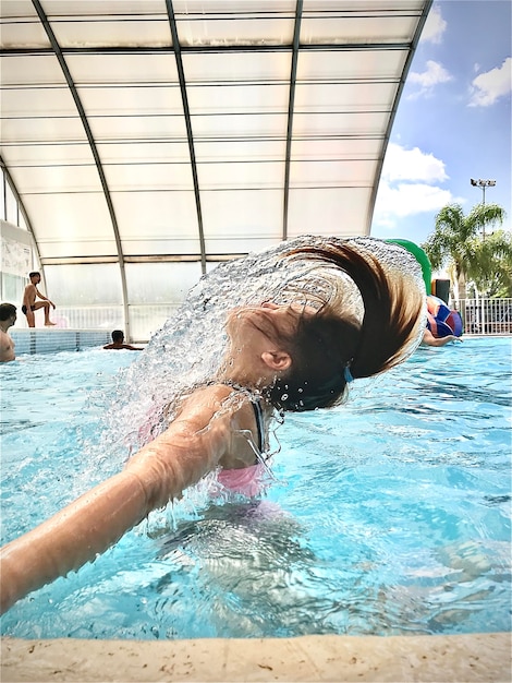 Gente che si diverte in piscina