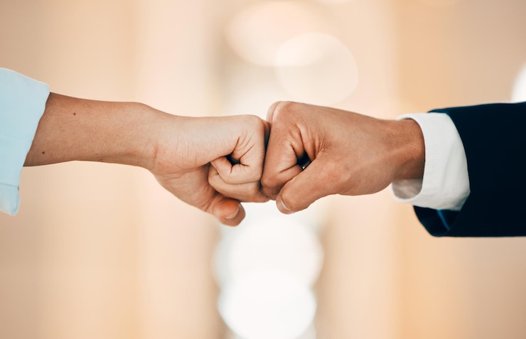 Foto gente d'affari e pugno per l'accordo o il lavoro di squadra e la collaborazione con la partnership unità solidarietà e trattare di incontrarsi per il supporto fiducia e impegno per la crescita dell'azienda e del progetto