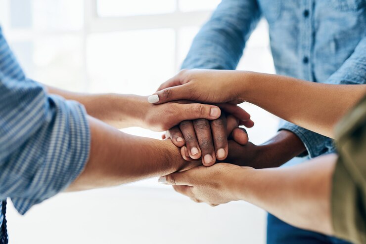 Foto gente d'affari mani e pila per la collaborazione in ufficio motivazione e solidarietà per la fiducia dipendenti supporto e partnership all'agenzia pila e personale al laboratorio o team building al lavoro