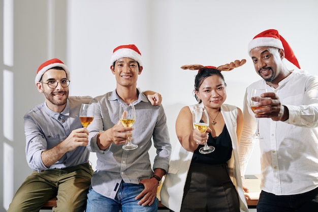 Gente di affari allegra che celebra il Natale