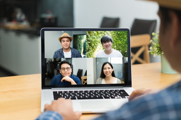 Gente di affari asiatica videoconferenza online sul computer portatile