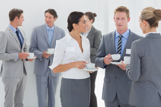 Gente di affari che beve tazza di caffè