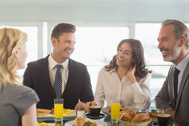 Gente di affari che ha pasto in ristorante