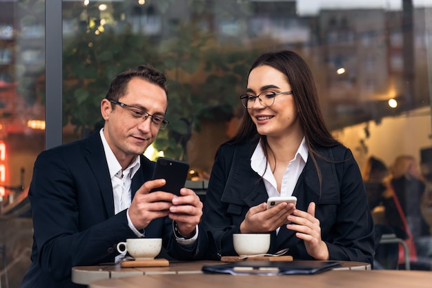 Gente di affari che ha una negoziazione di affari in un caffè