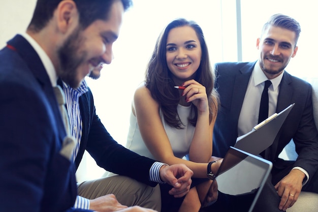 Gente di affari che incontra concetto corporativo di discussione di conferenza