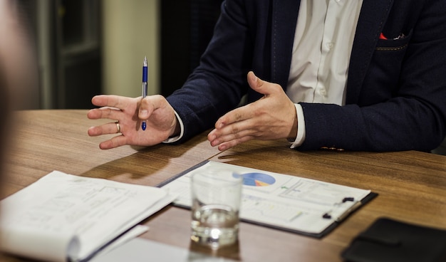 Gente di affari che incontra concetto di discussione di conferenza corporativa, gruppo di affari, soci commerciali che discutono i documenti e le idee, conferenza di affari in un ufficio moderno