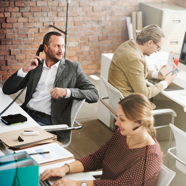 Gente di affari che incontra concetto di lavoro dell&#39;ufficio di discussione