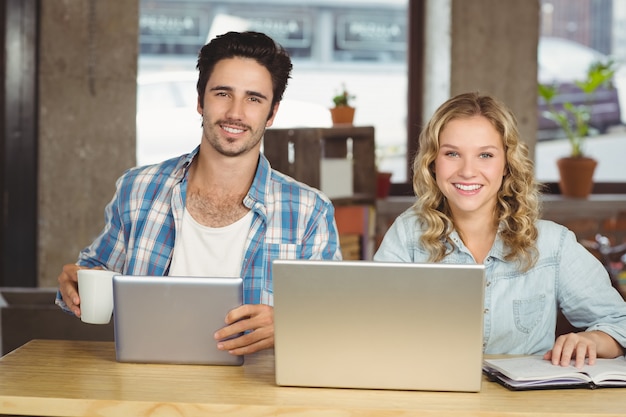 Gente di affari che posa mentre lavorando