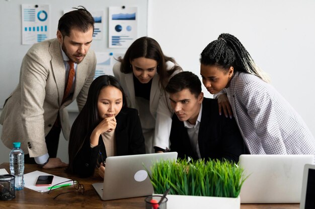 Gente di affari che si incontra al concetto di brainstorming dell'ufficio