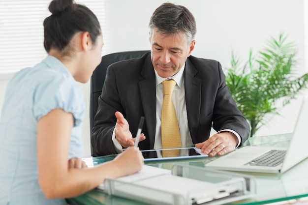 Gente di affari che spiega qualcosa sul lavoro