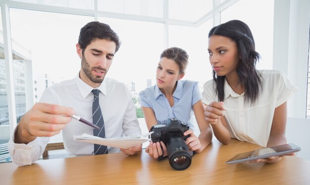 Gente di affari che usando una macchina fotografica