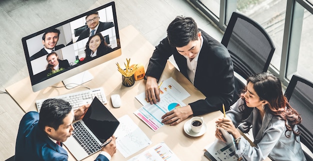 Gente di affari di gruppo di videochiamata che si incontra sul posto di lavoro virtuale o ufficio remoto