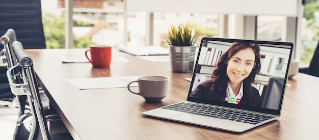 Gente di affari di videochiamata che si incontra sul posto di lavoro virtuale o sull'ufficio remoto