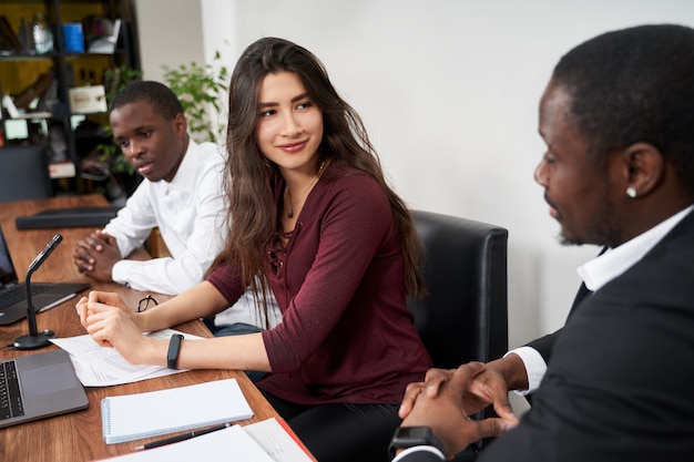 Gente di affari felice che lavora insieme nell'ufficio moderno, concetto multietnico di lavoro di squadra