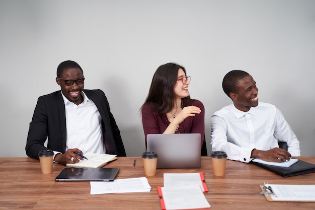 Gente di affari felice che lavora insieme nell'ufficio moderno, concetto multietnico di lavoro di squadra